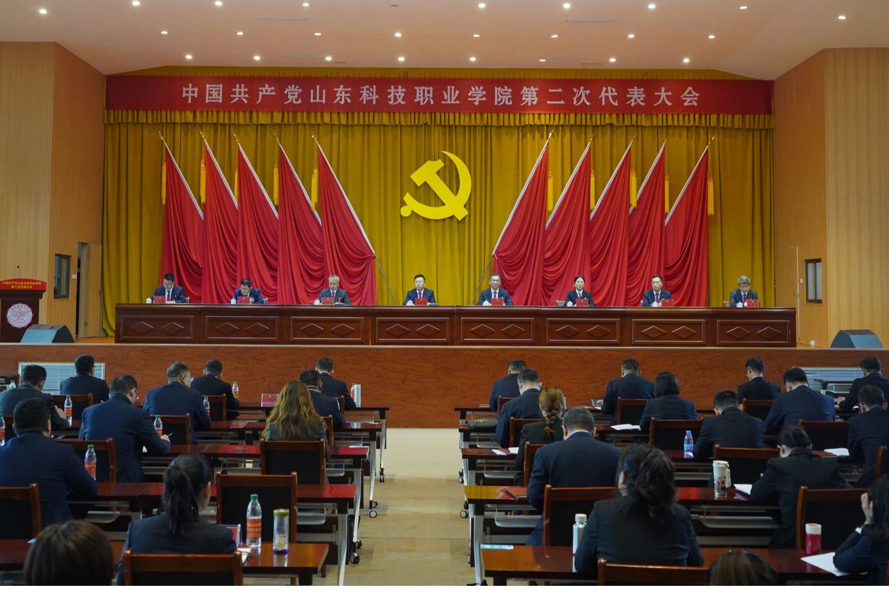 在总监票人主持下