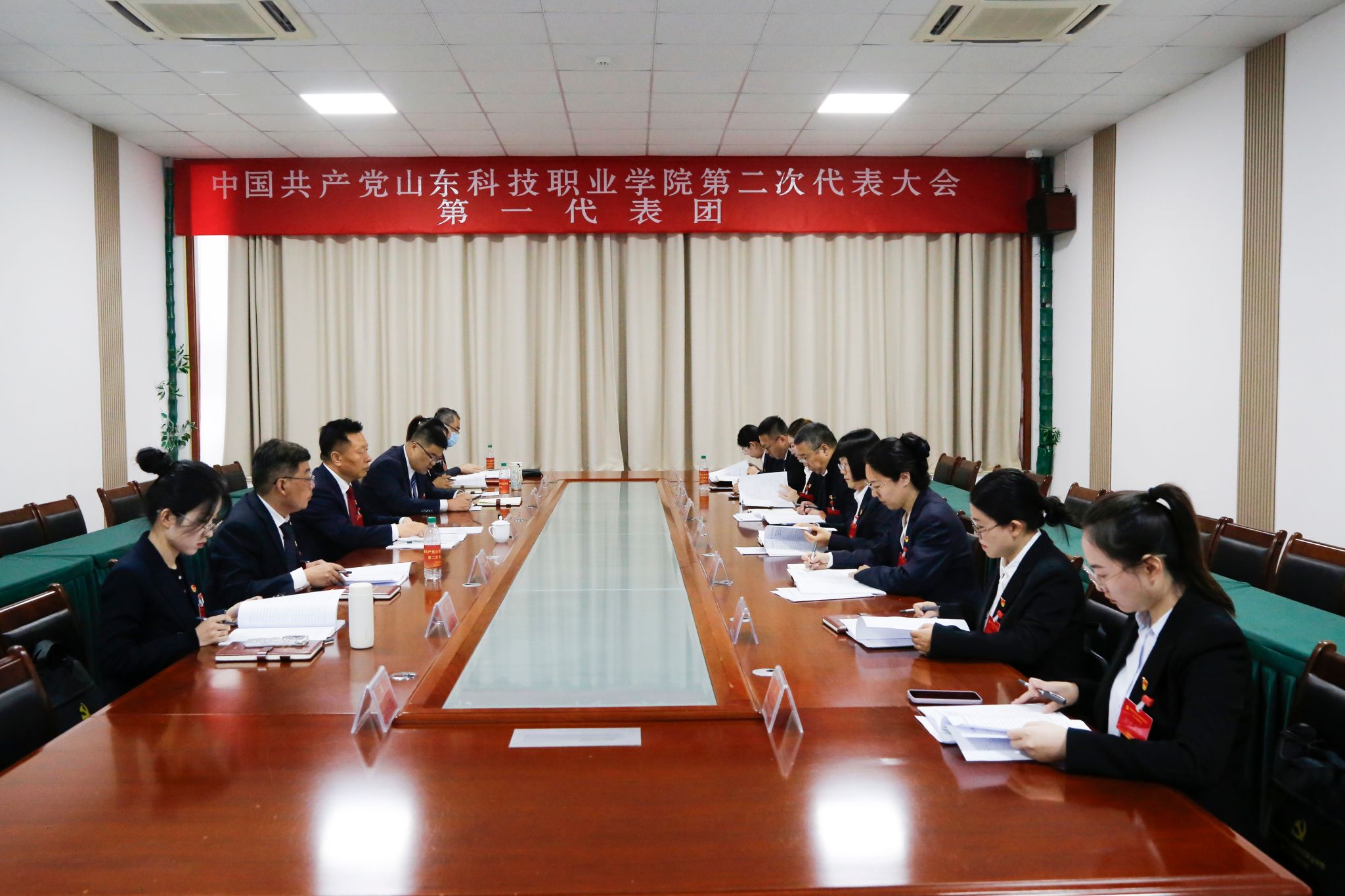 郑德前同志主持大会